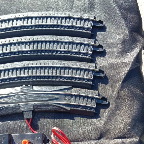 Final Price! HO Scale Train Track Set with Black Tracks and Red Controller - Picture 4 of 6